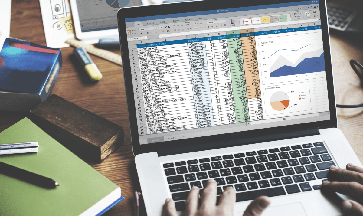 Profissional de terno com livro jurídico