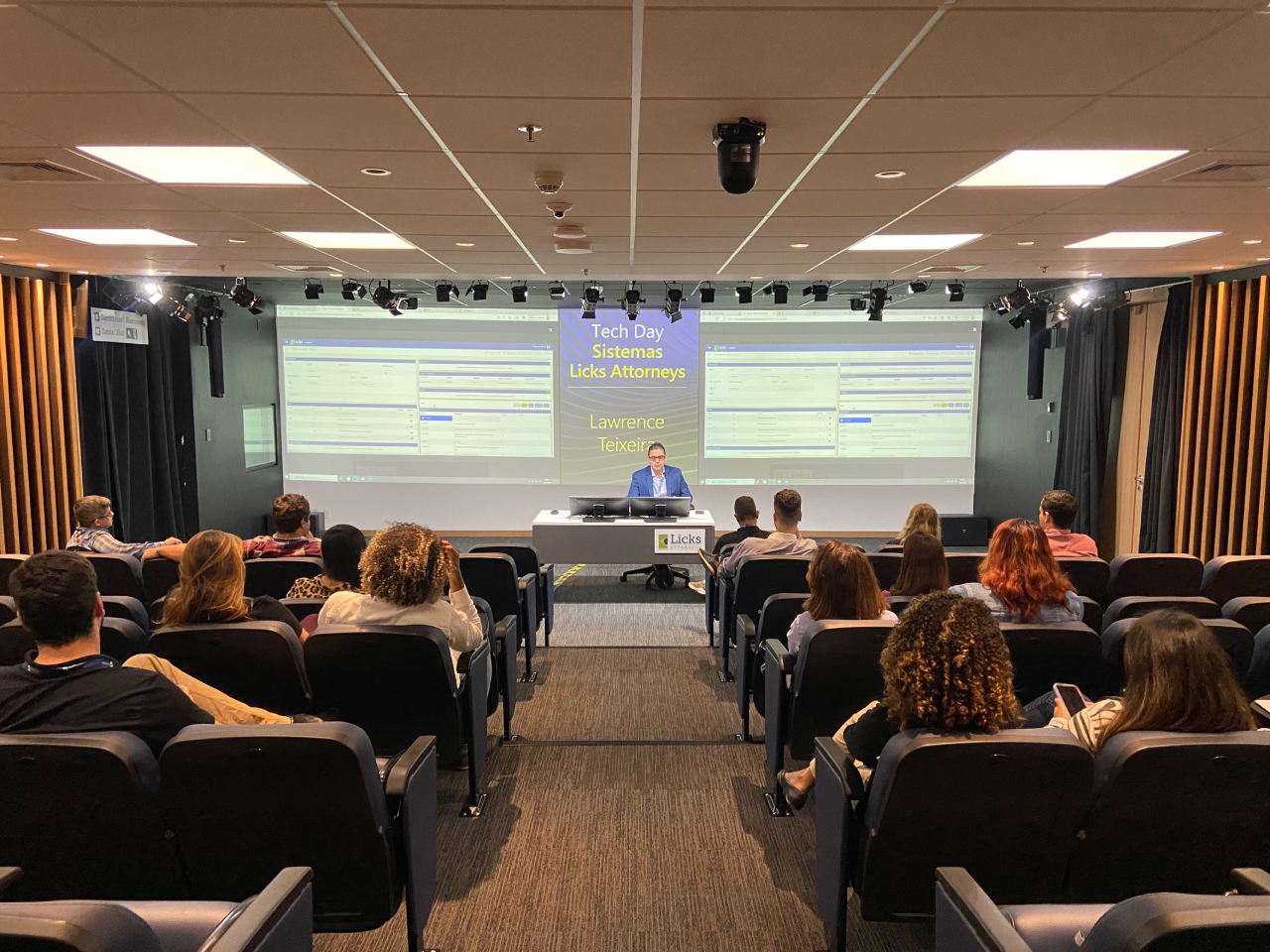 Equipe em escritório, pessoas trabalhando em estações