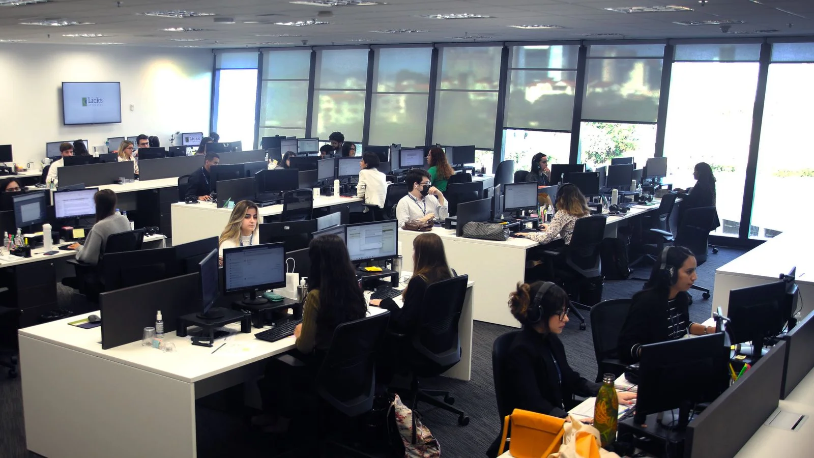 Equipe em escritório, pessoas trabalhando em estações