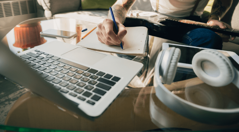 Profissional de terno com livro jurídico